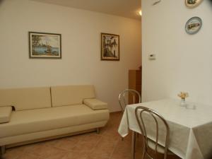 een woonkamer met een bank en een tafel bij Apartments with a parking space Presika, Labin - 2370 in Labin