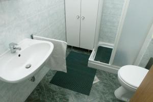 ein Bad mit einem Waschbecken, einem WC und einer Dusche in der Unterkunft Apartments by the sea Lovran, Opatija - 2351 in Lovran
