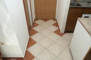 eine kleine Küche mit Fliesenboden in einem Zimmer in der Unterkunft Apartments by the sea Lovran, Opatija - 2351 in Lovran