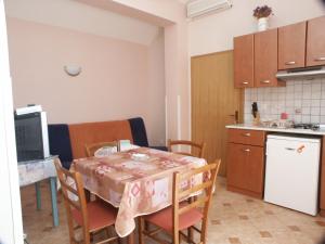 Kuchyň nebo kuchyňský kout v ubytování Apartment Crikvenica 2354d