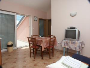 TV a/nebo společenská místnost v ubytování Apartment Crikvenica 2354d