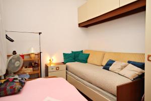 ein Wohnzimmer mit einem Sofa und einem Bett in der Unterkunft Apartments with a parking space Smrika, Kraljevica - 2365 in Šmrika