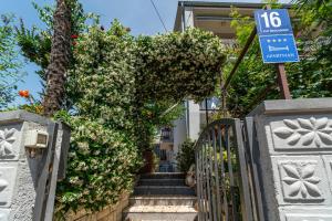 Zdjęcie z galerii obiektu Apartments with a parking space Lovran, Opatija - 2342 w mieście Lovran