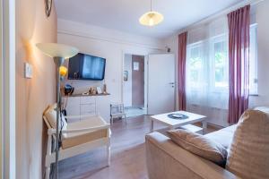 salon z kanapą i stołem w obiekcie Apartments with a parking space Lovran, Opatija - 2342 w mieście Lovran