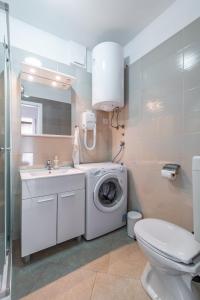 łazienka z pralką i umywalką w obiekcie Apartments with a parking space Lovran, Opatija - 2342 w mieście Lovran
