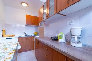 kuchnia z blatem z ekspresem do kawy w obiekcie Apartments with a parking space Lovran, Opatija - 2342 w mieście Lovran