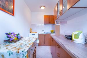 Kuchnia lub aneks kuchenny w obiekcie Apartments with a parking space Lovran, Opatija - 2342