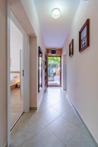 Łóżko lub łóżka w pokoju w obiekcie Apartments with a parking space Lovran, Opatija - 2342