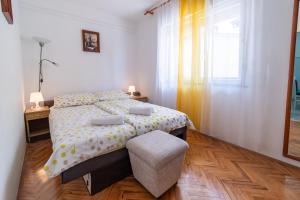 Łóżko lub łóżka w pokoju w obiekcie Apartments with a parking space Lovran, Opatija - 2342