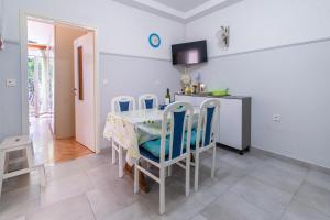 Kuchnia lub aneks kuchenny w obiekcie Apartments with a parking space Lovran, Opatija - 2342