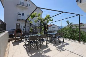 Ein Balkon oder eine Terrasse in der Unterkunft Triple Room Selce 2362c