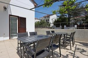 Ein Balkon oder eine Terrasse in der Unterkunft Triple Room Selce 2362c