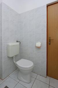 Ein Badezimmer in der Unterkunft Triple Room Selce 2362c