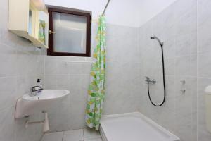 ein Badezimmer mit Waschbecken und Dusche in der Unterkunft Triple Room Selce 2362c in Selce