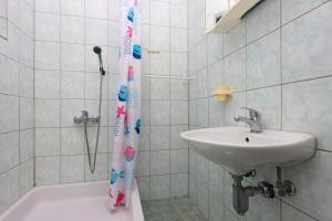 bagno con lavandino e tenda doccia di Apartments and rooms with parking space Selce, Crikvenica - 2362 a Selce