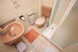 ห้องน้ำของ Rooms with a parking space Lovran, Opatija - 2352