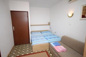 Postel nebo postele na pokoji v ubytování Apartments and rooms with parking space Selce, Crikvenica - 2379