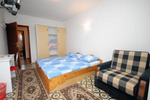 sypialnia z łóżkiem i krzesłem w obiekcie Triple Room Selce 2379b w mieście Selce