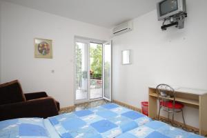 a bedroom with a bed and a desk and a chair at Triple Room Selce 2379d in Selce