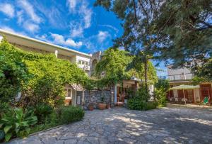 Vonkajšia záhrada v ubytovaní Apartments with parking spaces Selce, Crikvenica - 2381