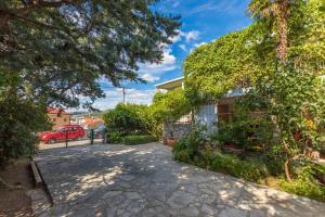 Vonkajšia záhrada v ubytovaní Apartments with parking spaces Selce, Crikvenica - 2381