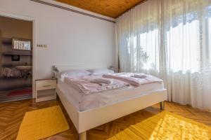 Posteľ alebo postele v izbe v ubytovaní Apartments with parking spaces Selce, Crikvenica - 2381