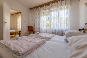 Posteľ alebo postele v izbe v ubytovaní Apartments with parking spaces Selce, Crikvenica - 2381