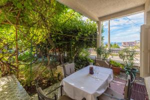 Balkón alebo terasa v ubytovaní Apartments with parking spaces Selce, Crikvenica - 2381