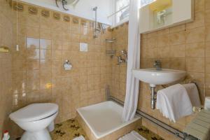 ein Bad mit einem WC und einem Waschbecken in der Unterkunft Apartments with a parking space Selce, Crikvenica - 2381 in Selce