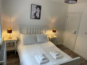 sypialnia z białym łóżkiem i 2 szafkami nocnymi w obiekcie CityBreaks Rooms with Free Parking w Liverpoolu