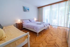 Łóżko lub łóżka w pokoju w obiekcie Apartments with a parking space Lovran, Opatija - 2342