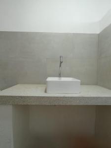 a white sink with a faucet on a counter at Morere Jungle Lodge in Moreré
