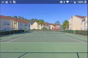una pista de tenis con una pelota de tenis en Orlando House Disney Area, en Kissimmee