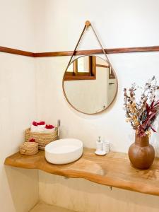 un bagno con un lavandino e uno specchio su un bancone di Casa Janela da Lua a Icaraí