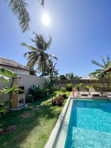 una piscina en el patio trasero de una villa en Casa Janela da Lua, en Icaraí