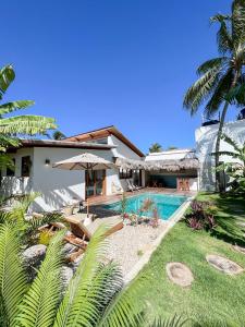 Villa con piscina y casa en Casa Janela da Lua, en Icaraí