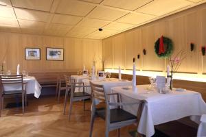 Un restaurante o sitio para comer en Krone Hittisau - Hotel & Restaurant im Bregenzerwald