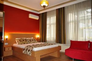 una camera con letto e parete rossa di Antique Hostel a Istanbul
