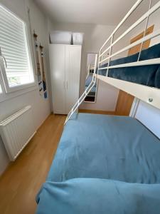 1 dormitorio con litera y escalera en Superbe appartement rénové, résidence avec piscine, en Roses