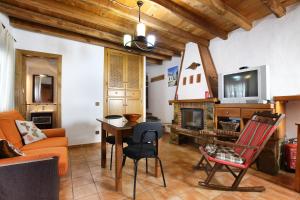 een woonkamer met een bank en een tafel bij casa la parra in Jubrique