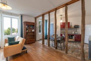 een woonkamer met een tafel en een eetkamer bij CABANA & Quai de la Loire in Digoin