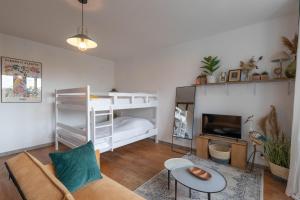 ディゴワンにあるCABANA & Quai de la Loireのリビングルーム(二段ベッド2台、ソファ付)