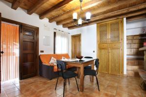 comedor con mesa de madera y sillas en casa la parra en Jubrique