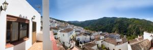 uitzicht op een stad vanaf het dak van een gebouw bij casa la parra in Jubrique