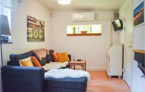 un perro tirado en un sofá en una sala de estar en 2 Bedroom Gorgeous Home In Ystad, en Ystad
