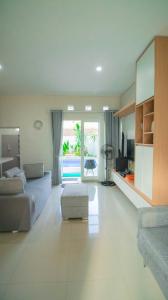 Μια τηλεόραση ή/και κέντρο ψυχαγωγίας στο Vila Dolby with Private Pool by Masterpiece Villa