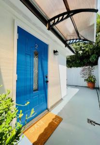 een blauwe deur op een huis bij Our Lovely Nest, Free Parking & Wi-Fi in Miami