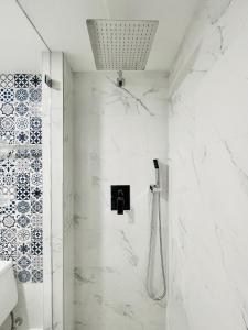 een badkamer met een douche en witte marmeren muren bij Our Lovely Nest, Free Parking & Wi-Fi in Miami