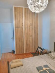 een slaapkamer met een bed en een grote houten kast bij Success's Apartment in Athene