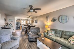 uma sala de estar com um sofá, cadeiras e uma mesa em Waterfront Ocean Isle Beach Condo with Balcony! em Ocean Isle Beach